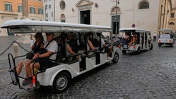 Major city eyes crackdown on golf cart tours as furious locals push back Gold Coast Accountants